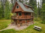 Beaver Lake Luxury Cabin was built in the style of a watch tower, providing beautiful treetop views.